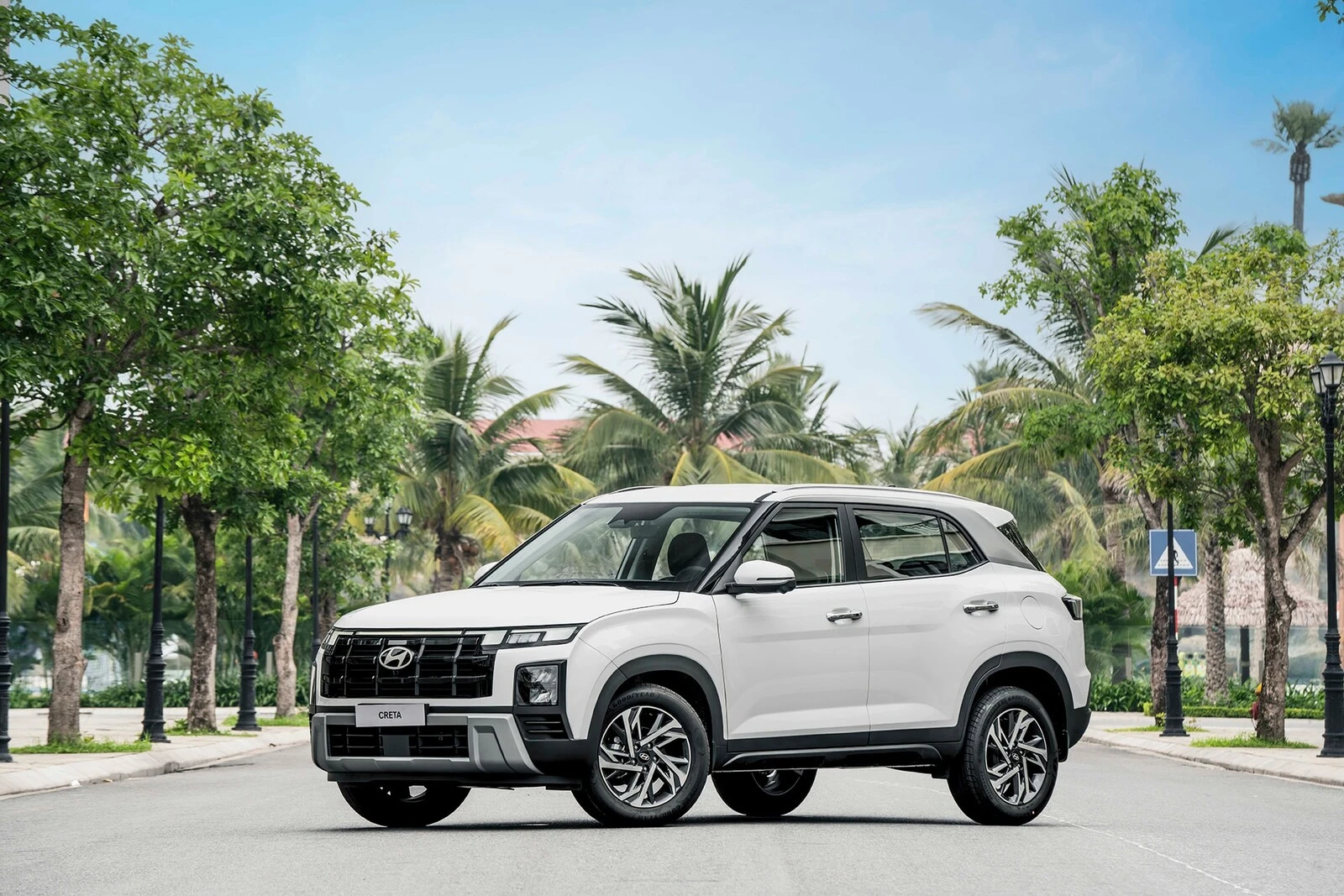 Xe có kích thước tổng thể 4.330 x 1.790 x 1.660 mm cùng khoảng sáng gầm 200 mm